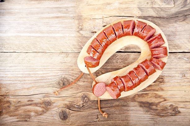 سوسیس آلمانی با طعم طبیعی و مناسب برای وعده‌ های روزانه